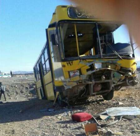 حادثه واژگونی اتوبوس در مسیر کاشان به بادرود