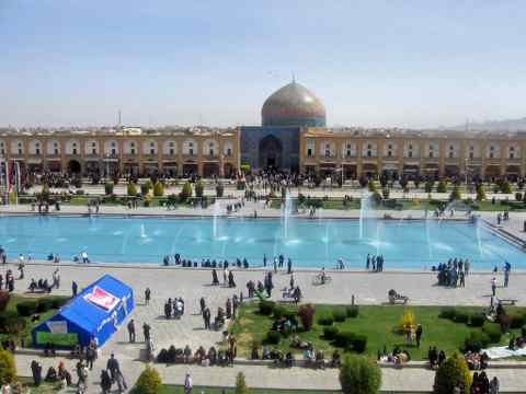 عملیات کف سازی میدان امام اصفهان آغاز شد