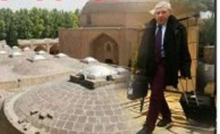 تصویر برداری از مخالفین سفر جک استراو به اصفهان توسط  گردشگران خارجی