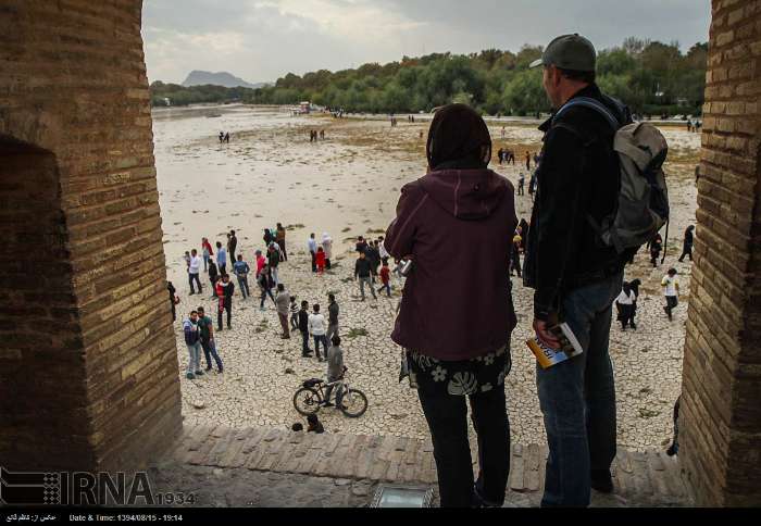 جاری شدن آب در زاینده رود اصفهان